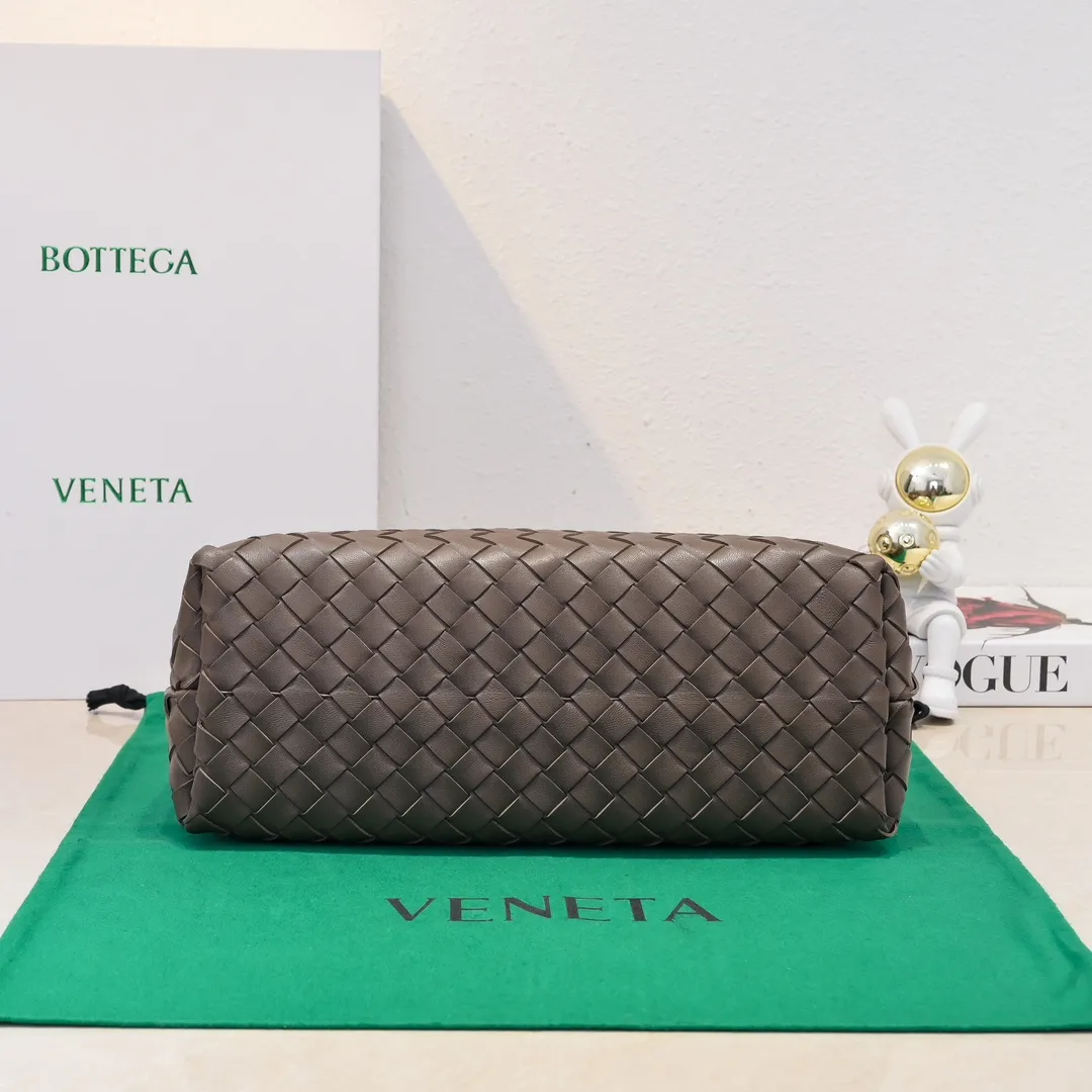 Batch 2460 BOTTEGA VENETA 2024 spring and summer new small ANDIAMO chain bag is also available! 🔥🔥I believe many friends have been waiting for a long time. The metallic chain adds a touch of sophistication to the original softness and elegance of Andiamo. The collision of classic craftsmanship and elegance creates a different kind of beauty. Style number: 6009 Size: 32*24*12cm